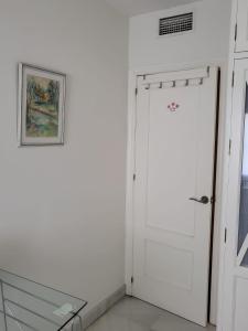 Habitación agradable con baño individual