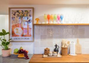 Art-Inspired 4BED 2BATH Gem by Fashion Street &Dohany