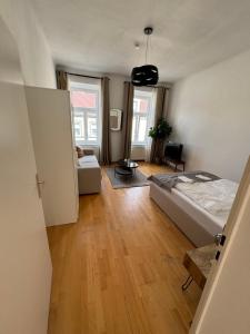 Next to Schönbrunn I 10 min to U4 I Free WiFi