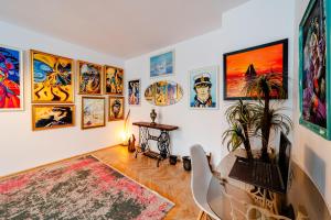 Central Art Apartment with Treasure Hunt, Free Parking & Self Check-In