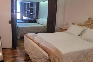 Amplo ap de frente pro Mar, no Leme