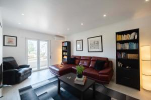 Elegant 3-bed family beach house with large pool area