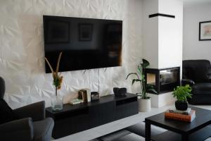 Elegant 3-bed family beach house with large pool area