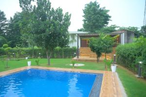 Aravali Farm Gurgaon, 3 Bedroom Villa with Lawn Barbeque Grill and Pool