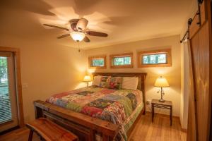 Updated 2 Bd Cabin, Hot Tub, Mins to New River & Parkway