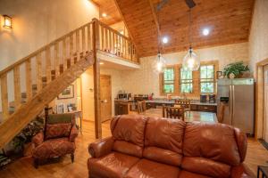 Updated 2 Bd Cabin, Hot Tub, Mins to New River & Parkway