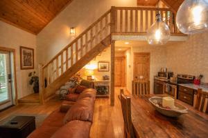 Updated 2 Bd Cabin, Hot Tub, Mins to New River & Parkway