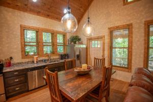 Updated 2 Bd Cabin, Hot Tub, Mins to New River & Parkway