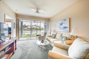 Naples Condo with Pond Views and Patio - Near Golf!