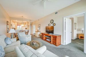 Naples Condo with Pond Views and Patio - Near Golf!