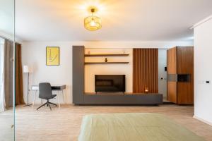 Central Riverside Studio 71 plus free parking