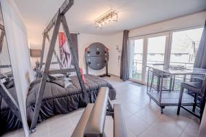 LAtelier KUROI - Love Room BDSM - Balançoire, Banc de fessée, Cage, Croix, Tantra