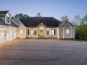 White Mountain Retreat with Theater, Fire Pit, Game Room and River Access - Ubytování bez kategorie ve městě Woodstock