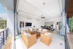 Kamala Sea View-villa with private pool and maid