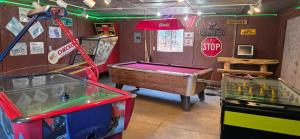 Room with 1 King bed and 1 Queen bed at the Cedaredge Lodge