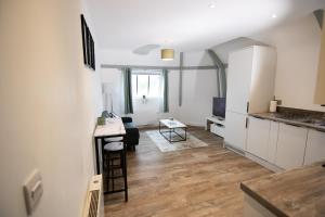 Stylish, Spacious 1 Bedroom Apartment, central