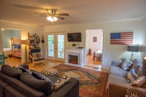 2Bd Riverfront with Expansive Outdoor Space, River Access, Fire Pit