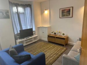 Cosy 4 Bedroom Walsall House - Free WiFi & Parking