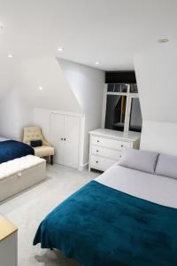 2 bed flat, sleeps 8, driveway, 5 Mins to Brixton