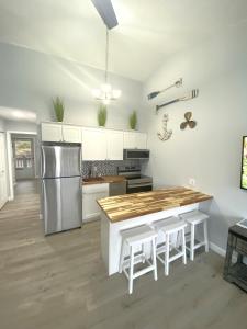 B Lakefront! Remodeled, Boat Slip, Patio Views, Pool, Boat Ramp, WIFI