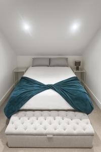 2 bed flat, sleeps 8, driveway, 5 Mins to Brixton