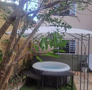 Casa Verde, Paz e Aconchego, a 1 km da rua do lazer, espaçosa, calma para descansar e jacuzzi quentinha para relaxar!