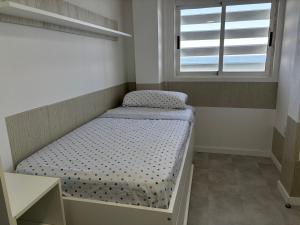 Vista al mar con piscina