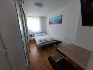 Slatka sobica za dvoje sa upotrebom zajednicke kuhinje i kupaonice