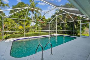 Relaxed Tropical NAPLES Retreat 5 mi to Beach home