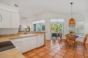 Relaxed Tropical NAPLES Retreat 5 mi to Beach home