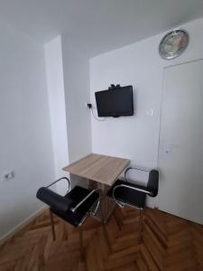 Slatka sobica za dvoje sa upotrebom zajednicke kuhinje i kupaonice