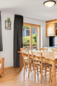 Les 3 Chevreuils l Ski in-out l Parking l By CosyHome