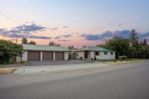 Refined 6BR Moose & Bear Lodge by Sweetheart Stays