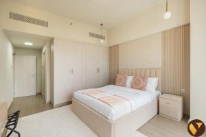 Vogue Vacation Homes, Jeewar JVC near Circle Mall, One Bedroom Apartment with Balcony and Park view, Access toAmenities