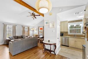 Walk to Lake with Views Budget Friendly and Hot or Cold Tub