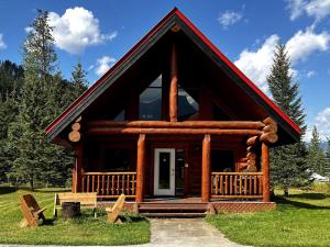 Chancellor Peak 1BR and Loft Wooden Cabin near Lake Louise