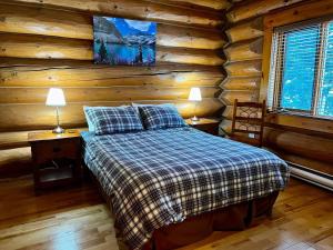 Chancellor Peak 1BR and Loft Wooden Cabin near Lake Louise