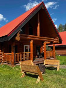 Chancellor Peak 1BR and Loft Wooden Cabin near Lake Louise