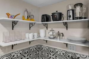 Remodeled 2BR Apartment w Garden Deck