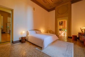Luxury Historic Frescoed Noble Floor in Central Bologna