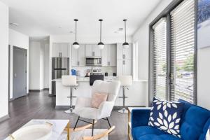 Bright Cozy 2BR Retreat w-Parking