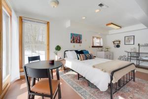 Cozy Studio on Secluded 55 Acres with Fire Pit!