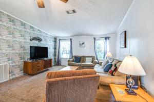 5 Mi to Homosassa Springs Park Home with Yard!