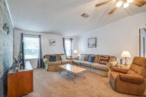 5 Mi to Homosassa Springs Park Home with Yard!