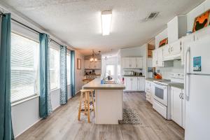 5 Mi to Homosassa Springs Park Home with Yard!