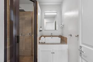 Grand Sahāna 17 - 1BR Beachfront Apartment with Balcony - Work from Paradise - Digital Nomad