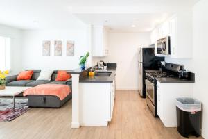 Stylish 1 Bedroom Apartment in Hollywood Near Downtown LA Free Gated Parking Full Kitchen