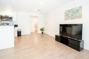 Stylish 1 Bedroom Apartment in Hollywood Near Downtown LA Free Gated Parking Full Kitchen