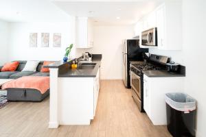 Stylish 1 Bedroom Apartment in Hollywood Near Downtown LA Free Gated Parking Full Kitchen