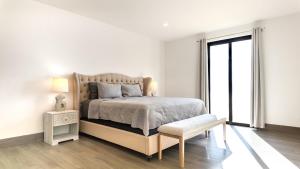 Stunning 2BR Condo - 5 Min to Beach